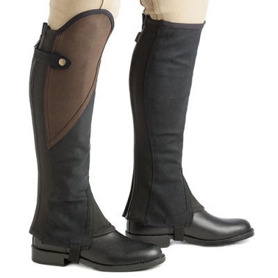 Gamaschas para equitação pretas e castanhas usadas sobre botas pretas.