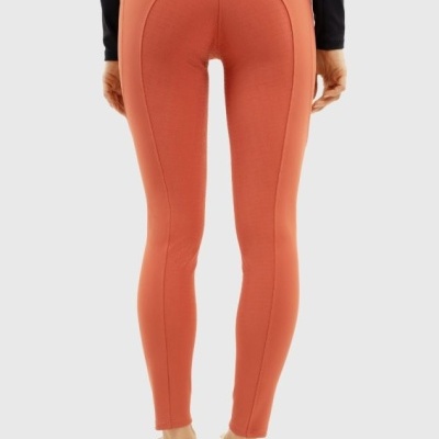 Calças justas terracota vistas de trás com bolsos e detalhe circular na cintura