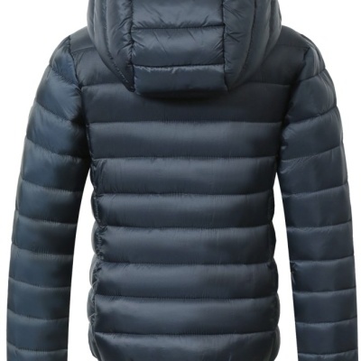 Casaco acolchoado azul escuro com capuz visto de costas