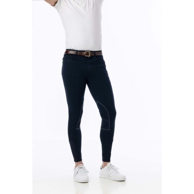 Homem vestido com calças justas pretas, cinto castanho, camiseta branca e ténis brancos