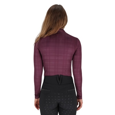 Camisola vinho de manga comprida com padrão xadrez, combinada com calças negras com padrão pentagonal vistas de costas