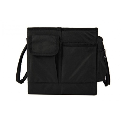 Bolsa organizadora preta com vários bolsos e alça sobre fundo branco