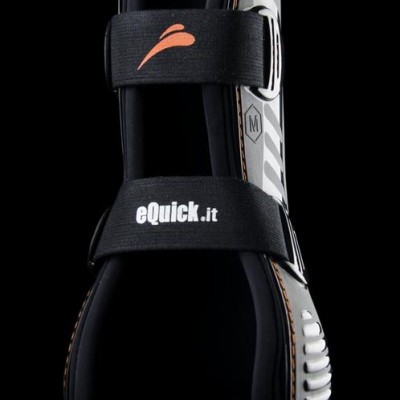 Bota de proteção equestre preta com fitas de velcro e texto eQuick.it