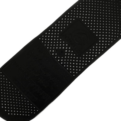 Palmilha preta com furos e relevo em quadrados