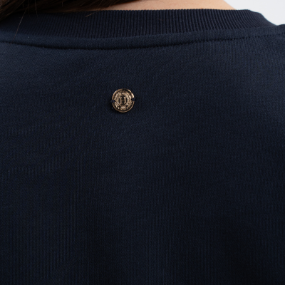 Roupa azul escura com emblema metálico dourado na parte superior das costas