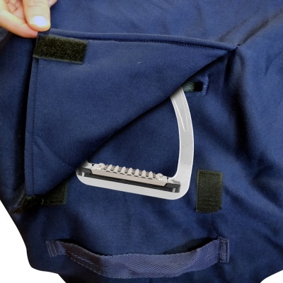 Detalhe de tecido azul com velcro e peça metálica com pedais