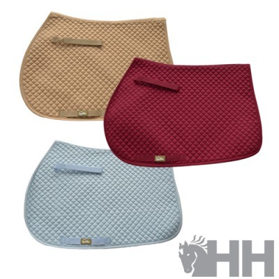 Três mantas de sela acolchoadas em bege, vinho e azul claro com etiquetas metálicas