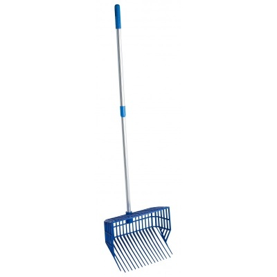 Ancinho azul com cabo metálico e pega azul