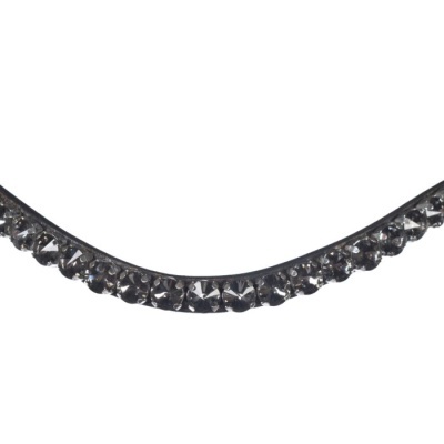 Colar prateado com cristais transparentes num fundo branco