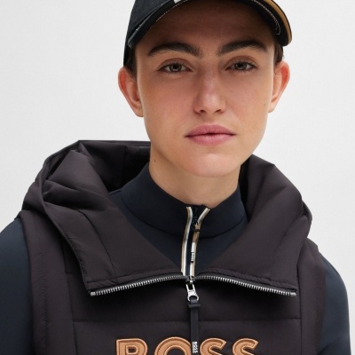 Gorro preto e colete acolchoado preto com bordados castanhos da marca BOSS Equestrian