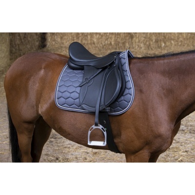 Selim preto de equitação colocado num cavalo castanho com manta cinzenta hexagonal em estábulo