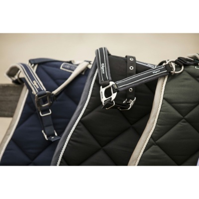 Três mantas acolchoadas para cavalos em azul, preto e verde com fitas ajustáveis e costuras em losango