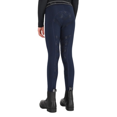 Leggings azuis escuras com padrão perfurado e texto Sport, cintura preta com detalhes e sapatilhas pretas