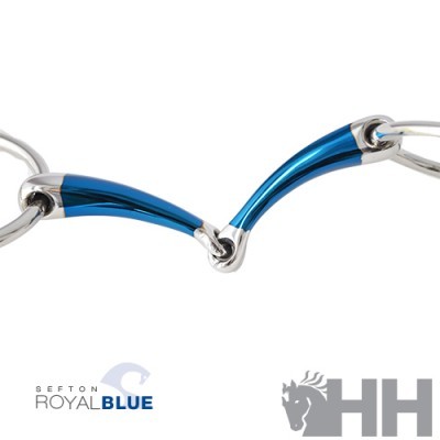Freio de cavalo metálico azul e prata com design curvo e elo central