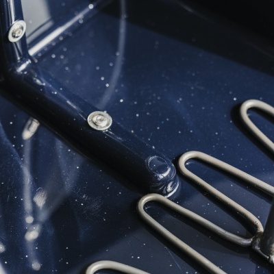 Utensílio metálico azul com parafusos e partes em arame dobrado