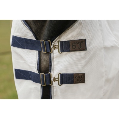 Cobertura branca para cavalo com alças azuis e etiquetas '6'3