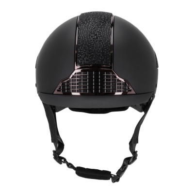 Capacete preto mate com detalhes metálicos e correias de ajuste pretas