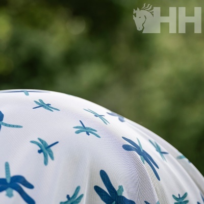 Tecido branco com padrão de libélulas azuis sobre fundo verde desfocado