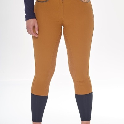 Calças justas tipo leggings castanhas e pretas usadas com tênis