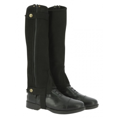 Par de polainas pretas com fecho e botões metálicos sobre sapatos pretos