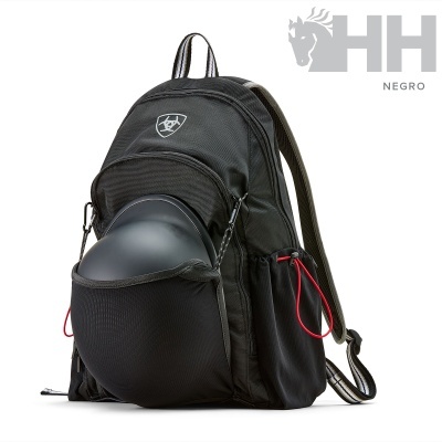 Mochila preta com capacete preto na bolsa frontal e logotipo branco
