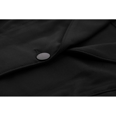 Detalhe de botão preto em tecido preto com costuras visíveis