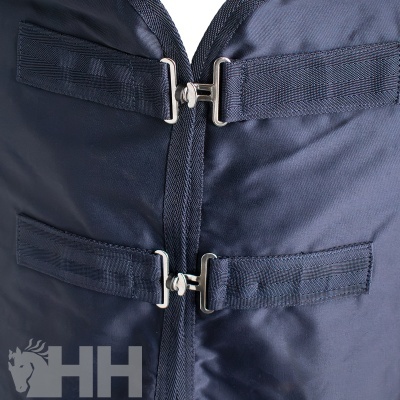Fecho metálico e tiras de nylon azul escuro em tecido azul acetinado com logótipo HH e cavalo