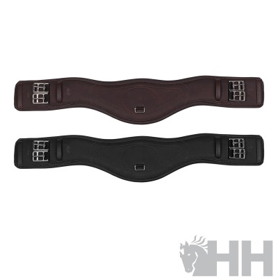 Dois cinchos de montaria em castanho e preto com fivelas metálicas.