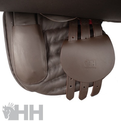 Sela de equitação em couro castanho escuro com logo HH