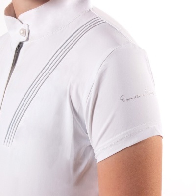 Camisa branca de mangas curtas com fecho e botão na gola