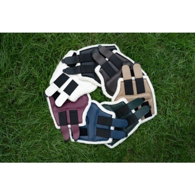 Luvas protetoras de várias cores dispostas em círculo sobre relva