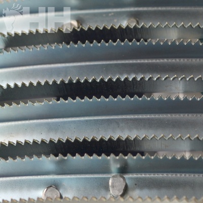 Lâminas de serra de metal com dentes serrilhados em tons cinza