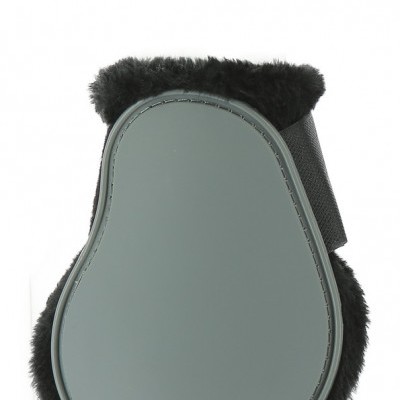 Protector para cavalos cinza com pelo preto e tira elástica.