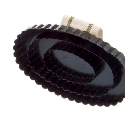 Forma oval preta para tarte com bordas onduladas e fita de tecido.