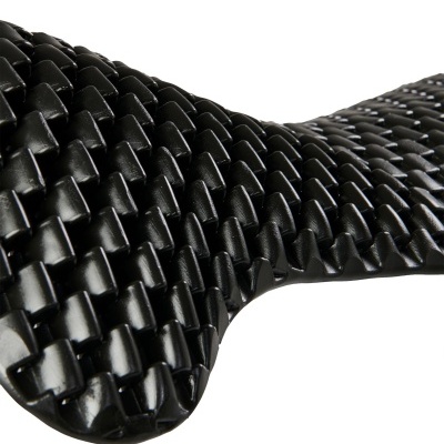 Material preto com padrão entrelaçado brilhante em fundo branco