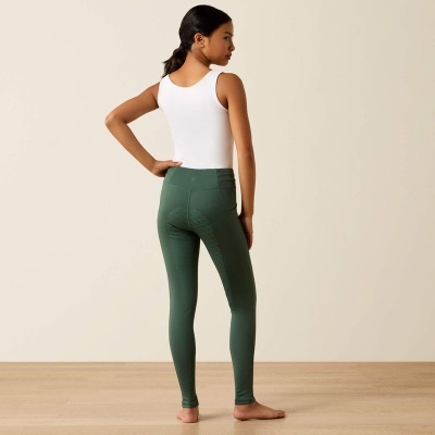 Rapaz de costas com body branco e leggings verdes em fundo branco