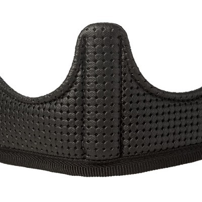 Acessório preto com textura perfurada acolchoada