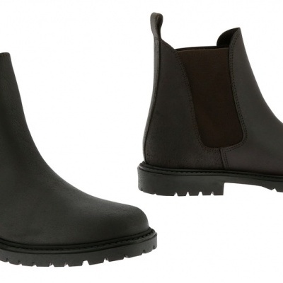 Par de botas Chelsea pretas em couro com bandas elásticas castanhas