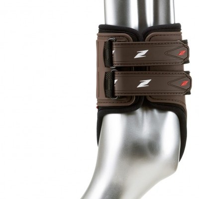 Proteção para casco equino sintética castanha com tiras pretas ajustáveis num modelo de casco prateado