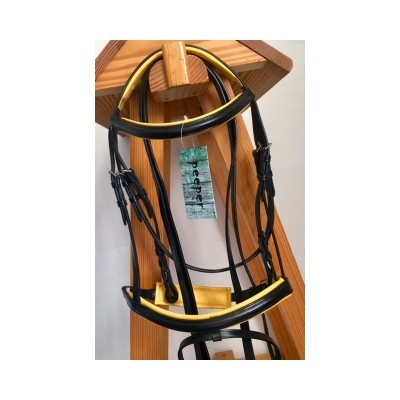 Cabeçada de cavalo preta e amarela pendurada numa estrutura de madeira