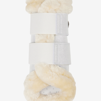 Proteção ou suporte com pelúcia creme e tiras elásticas brancas