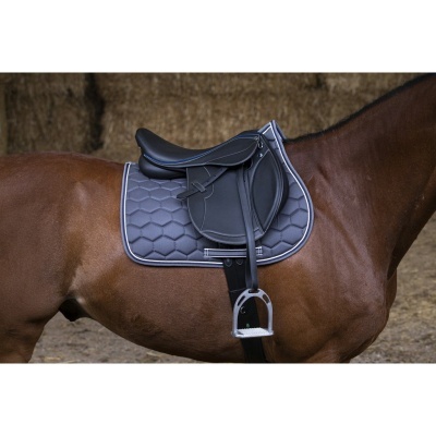 Sela preta sobre cavalo castanho com mantilha cinza