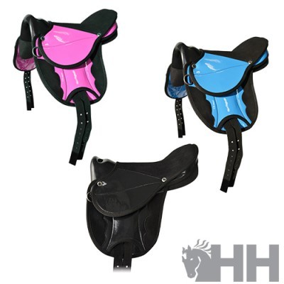 Três selas de equitação, rosa, azul e preta, cada uma com tiras pretas ajustáveis