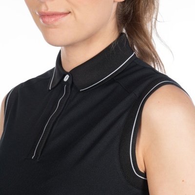 Mulher com regata preta com gola alta e fecho de botão com detalhe branco nas bordas