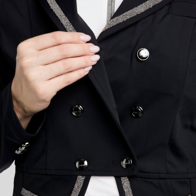 Blazer preto com detalhes prateados e botões metálicos