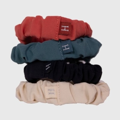 Conjunto de quatro scrunchies coloridos com etiquetas H.