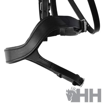 Peça de arreio equestre em couro preto com costuras e fivelas, fundo branco e logo HH cinza