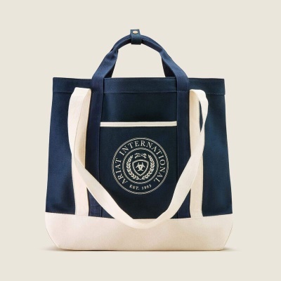 Bolsa de tecido azul-marinho e bege com alças e logo branco