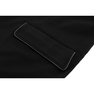 Bolso preto com aba em tecido liso e costura visível