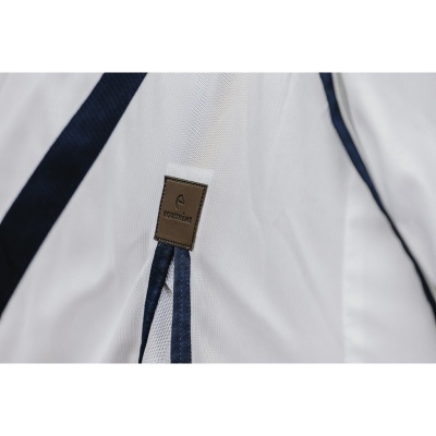 Peça de roupa branca com detalhes azuis e etiqueta marrom Coronatex